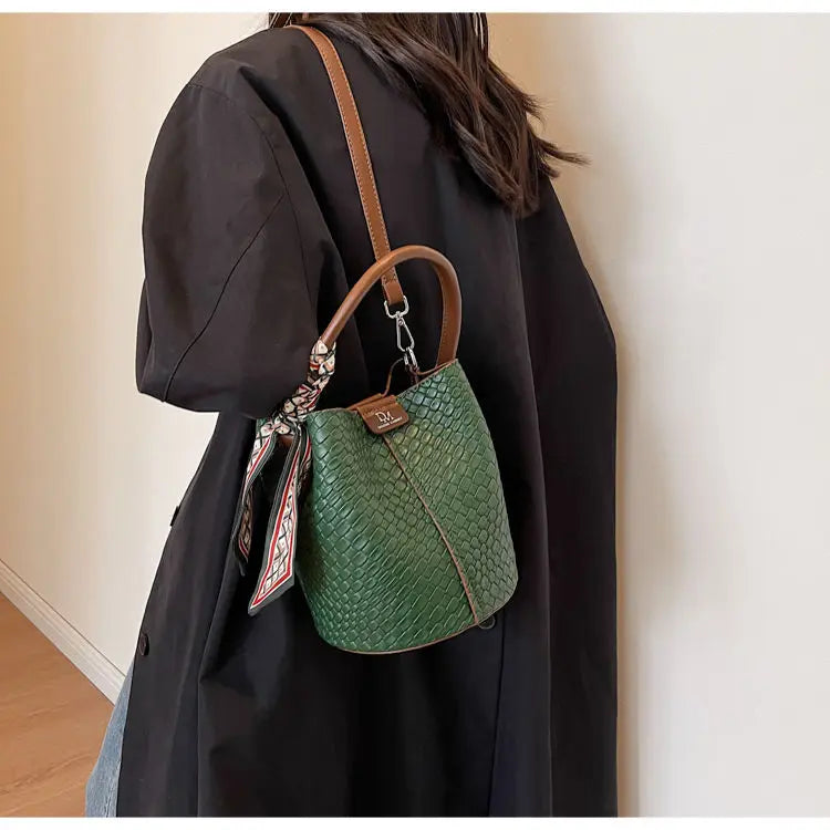 Bucket Bags Luxury Designer Bag Women Totes Fashion Woven Pattern Handbags New Shoulder Bag with Scarves Handheld Messenger Bag